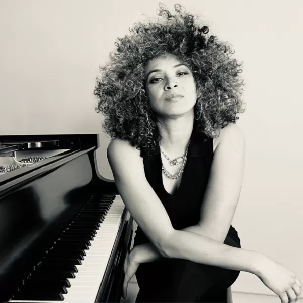 Kandace Springs sings Billie Holiday with Orchestra
